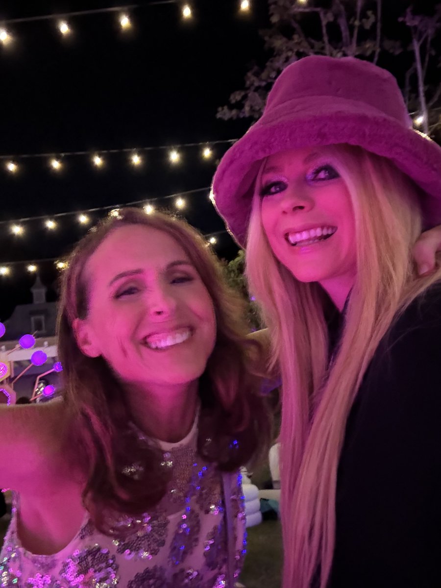 AvrilLavigne's tweet image. Congratulations @parishilton!!!! We had the best time at your #slivingmanor housewarming!! I had a blast kicking off club Paris with you! 💕