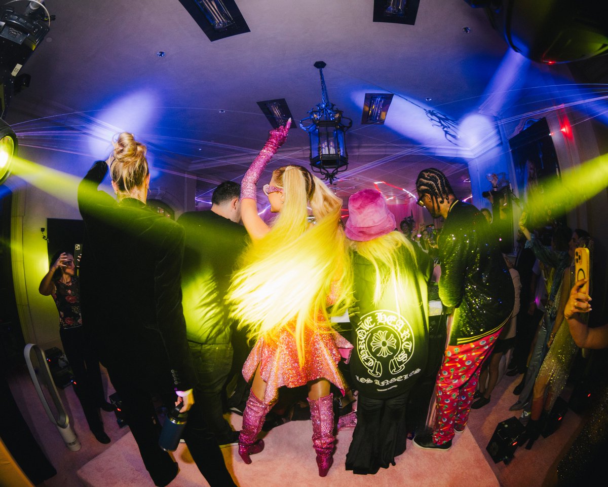 AvrilLavigne's tweet image. Congratulations @parishilton!!!! We had the best time at your #slivingmanor housewarming!! I had a blast kicking off club Paris with you! 💕