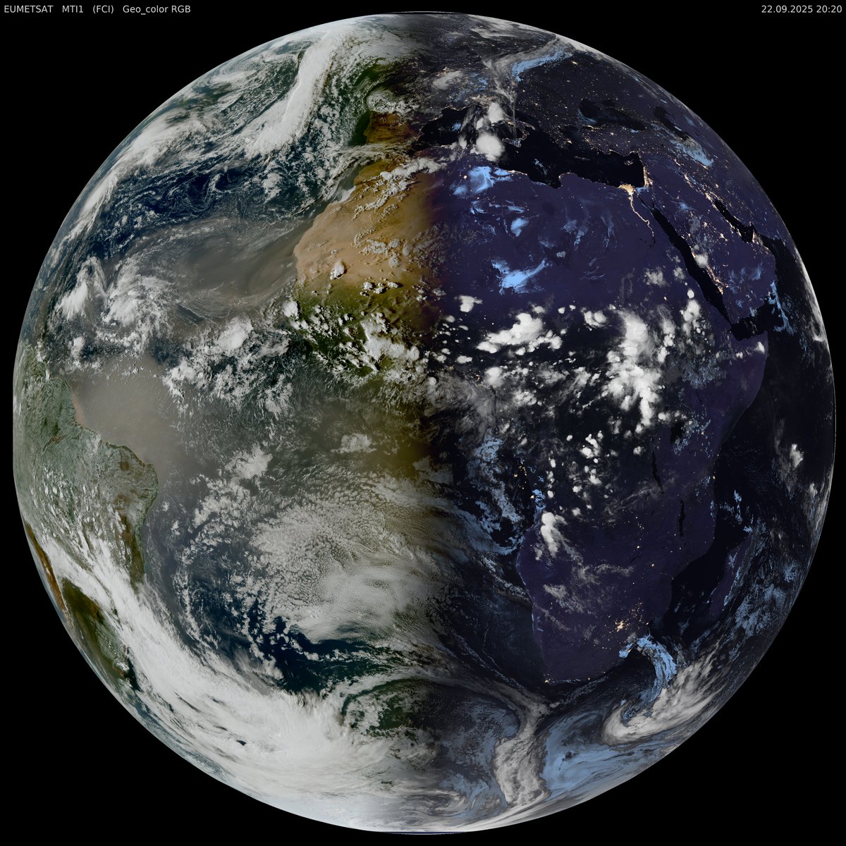 ☀️🌍🍂 Astronomiskais rudens klāt - tieši šajā mirklī, plkst. 21:19 pēc Latvijas laika. Attēlā no ģeostacionārā satelīta redzams, kā dienas un nakts līnija ir teju pilnīgi vertikāla (ekvinokcija).

📸 #Meteosat12 <a href="/eumetsat/">EUMETSAT</a>