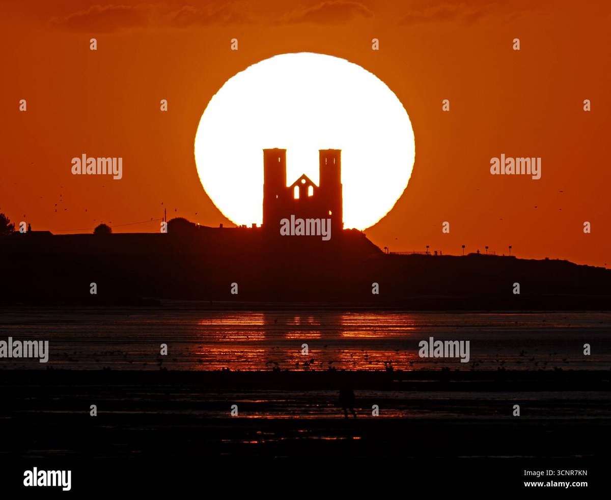 foto_bell's tweet photo. Stunning Autumn Equinox sunset behind Reculver Towers in Kent, UK. #kent #ukweather Pics @Alamy_Editorial https://t.co/dVQlSQbnyl @TelegraphPics @guardianphotos @Metropixdesk @Mailonlinepics @SunPictureDesk @Mirror_Pictures @Express_Pics https://t.co/c5WLDC6lyO