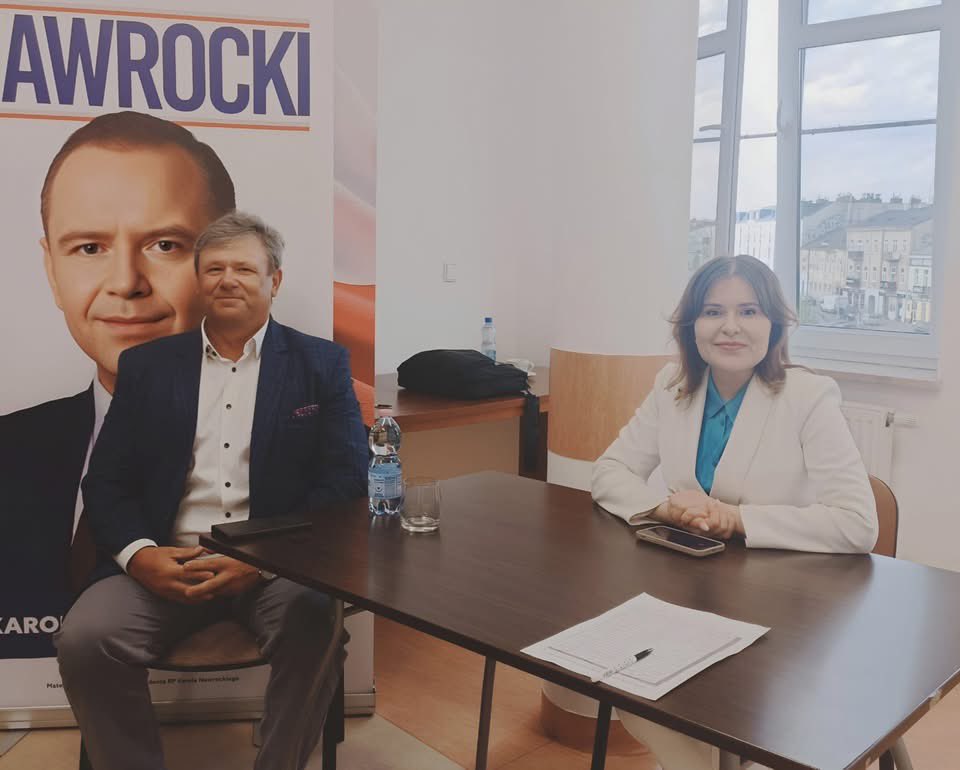AnnaMKrupka's tweet photo. 👉🏼W naszych świętokrzyskich strukturach @pisorgpl nastąpiły zmiany personalne.
@SochaGsocha zakończył pełnienie funkcji Sekretarza – obowiązki Wicemarszałka Województwa wymagają dziś od niego pełnego zaangażowania. Dziękuję 🤝🏻 za jego dotychczasową, ogromną pracę na rzecz partii i regionu. 

🆕 Z radością informuję, że nowym Sekretarzem został @DudaZbigniew17 którego kandydatura uzyskała jednogłośne poparcie Zarządu. ✅

👤 Zbigniew Duda to doświadczony samorządowiec, magister ekonomii i absolwent Katolickiego Uniwersytetu Lubelskiego. Ma za sobą lata pracy w samorządzie – był radnym miejskim i powiatowym, a w latach 2014–2018 pełnił funkcję starosty ostrowieckiego. Obecnie kieruje Wojewódzkim Ośrodkiem Ruchu Drogowego w Kielcach 🚦

Podczas posiedzenia Zarządu wybraliśmy również nową Skarbnik. Jednogłośnie została nią @ZielenMagdalena 🗳️

👩🏼‍💼  Magdalena Zieleń jest absolwentką Akademii Ekonomicznej w Krakowie i doświadczoną samorządowiec. Przez lata pełniła funkcję skarbnika powiatu ostrowieckiego, a w 2018 i 2024 roku uzyskała mandat radnej Sejmiku Województwa Świętokrzyskiego. Obecnie pełni funkcję Wiceprzewodniczącej Sejmiku. 🏛️

💬 Cieszymy się, że jednogłośnie wybraliśmy tak kompetentne osoby – to wzmocnienie naszego zespołu i gwarancja dobrej współpracy ♥️🤝🏻