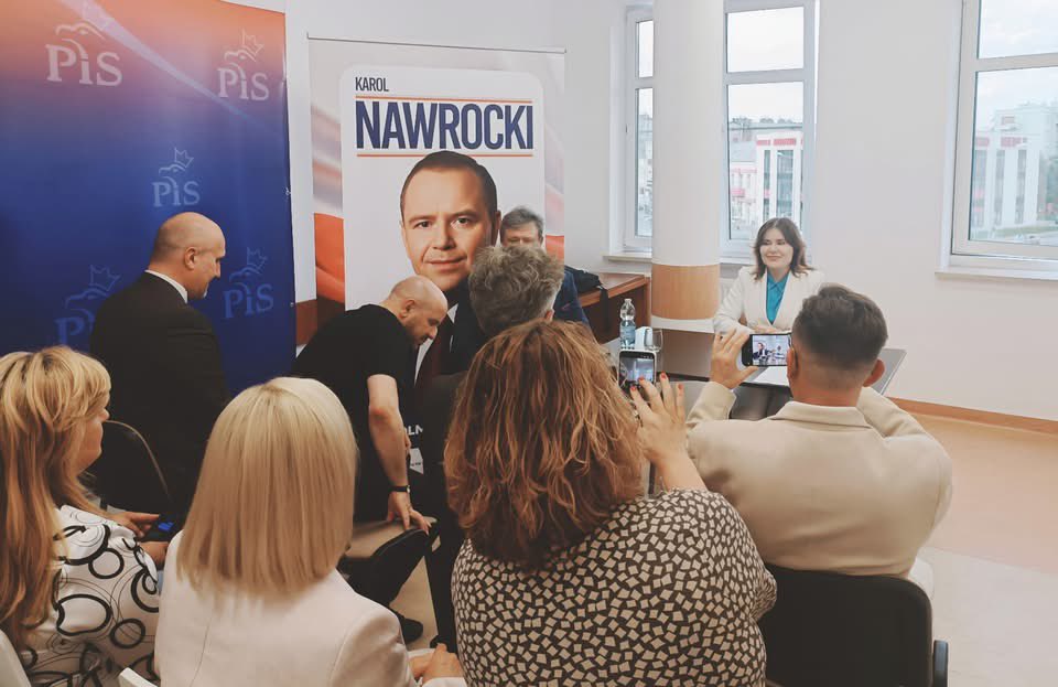 AnnaMKrupka's tweet photo. 👉🏼W naszych świętokrzyskich strukturach @pisorgpl nastąpiły zmiany personalne.
@SochaGsocha zakończył pełnienie funkcji Sekretarza – obowiązki Wicemarszałka Województwa wymagają dziś od niego pełnego zaangażowania. Dziękuję 🤝🏻 za jego dotychczasową, ogromną pracę na rzecz partii i regionu. 

🆕 Z radością informuję, że nowym Sekretarzem został @DudaZbigniew17 którego kandydatura uzyskała jednogłośne poparcie Zarządu. ✅

👤 Zbigniew Duda to doświadczony samorządowiec, magister ekonomii i absolwent Katolickiego Uniwersytetu Lubelskiego. Ma za sobą lata pracy w samorządzie – był radnym miejskim i powiatowym, a w latach 2014–2018 pełnił funkcję starosty ostrowieckiego. Obecnie kieruje Wojewódzkim Ośrodkiem Ruchu Drogowego w Kielcach 🚦

Podczas posiedzenia Zarządu wybraliśmy również nową Skarbnik. Jednogłośnie została nią @ZielenMagdalena 🗳️

👩🏼‍💼  Magdalena Zieleń jest absolwentką Akademii Ekonomicznej w Krakowie i doświadczoną samorządowiec. Przez lata pełniła funkcję skarbnika powiatu ostrowieckiego, a w 2018 i 2024 roku uzyskała mandat radnej Sejmiku Województwa Świętokrzyskiego. Obecnie pełni funkcję Wiceprzewodniczącej Sejmiku. 🏛️

💬 Cieszymy się, że jednogłośnie wybraliśmy tak kompetentne osoby – to wzmocnienie naszego zespołu i gwarancja dobrej współpracy ♥️🤝🏻