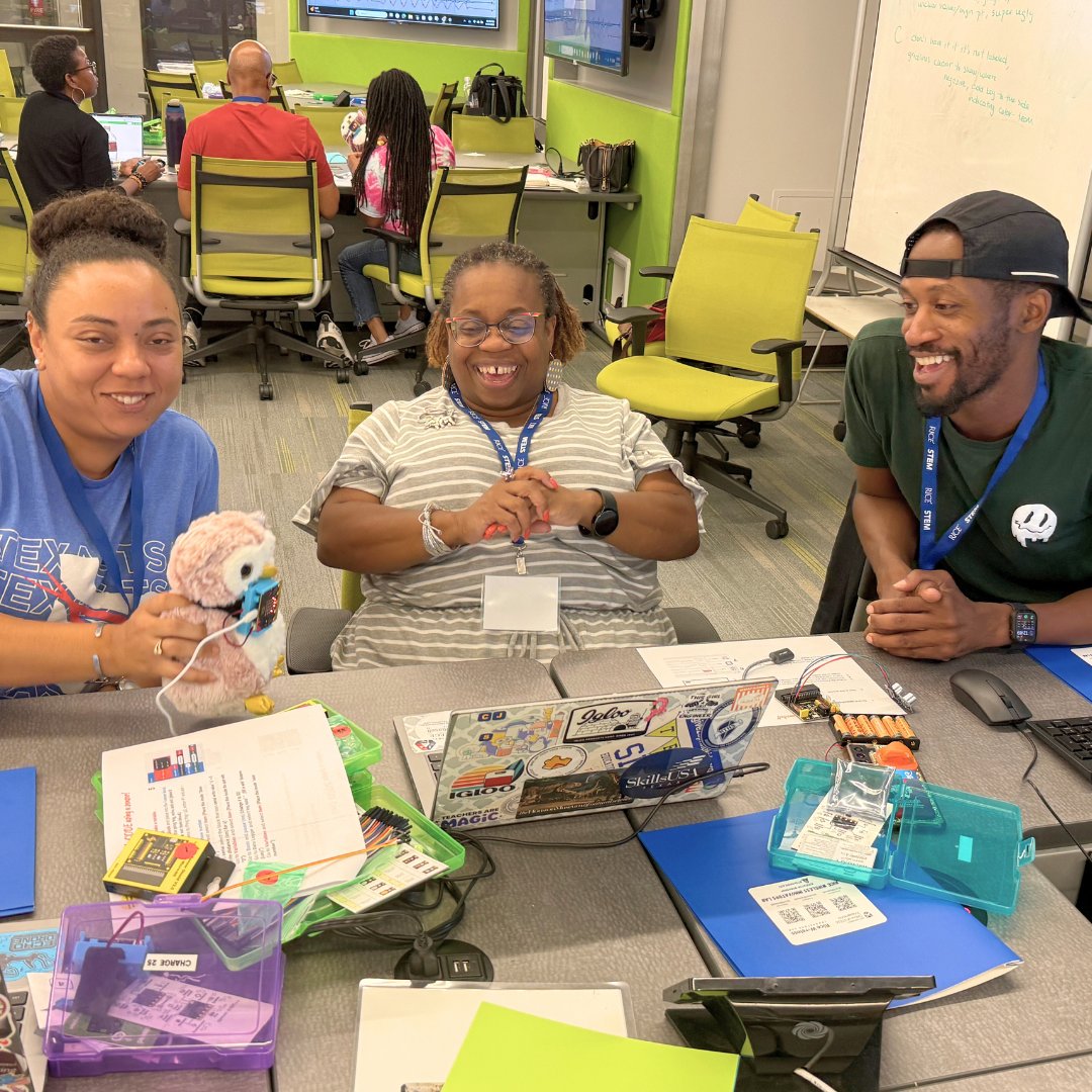 RiceU_STEM's tweet image. Houston-area middle and high school educators joined us at @RiceUniversity for the Rice Wireless Innovators Lab workshop! 📡💻
In just one day, teachers explored wireless communication, AI, and coding with the BBC micro:bit through hands-on activities designed to bring emerging…