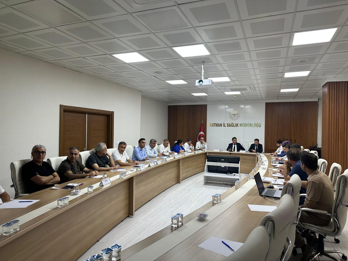batmanilsaglik's tweet photo. 📍Kamu Hastaneleri Genel Müdürlüğümüz tarafından yapılan değerlendirmelerin ardından, İl Sağlık Müdürümüz Uzm. Dr. Murat Solmaz başkanlığında Hizmet Başkanları ve uzman personelin katılımıyla sağlık tesislerine yönelik analiz ve inceleme toplantısı gerçekleştirildi.

✅️ Toplantıda; sağlık hizmetlerinde yaşanan sorunlar, çözüm önerileri ve kalite iyileştirmelerine yönelik çalışmalar ele alındı.

#BatmanSağlık
#SağlıklıTürkiyeYüzYılı