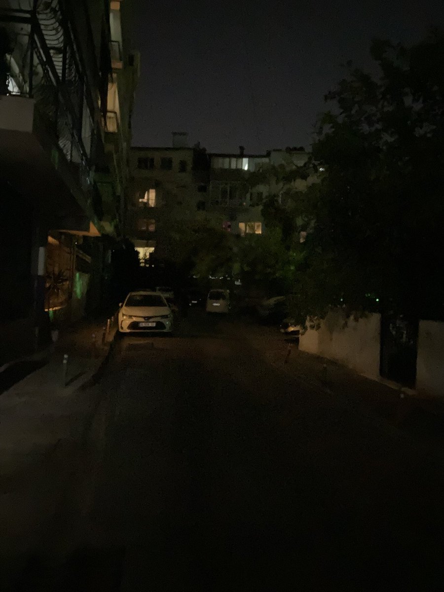 Gs1905__35's tweet photo. Birkaç haftadır arka arkaya 4 sokak lambası da yanmıyor.Özellikle evlerin ışıkları olmadığı zaman zifiri karanlık oluyor.Kadınlar ve çocuklar olarak korkuyoruz .Arkadaşlar defalarca kez aramasına rağmen dönüş sağlanmadı malesef .Lütfen ilgilenir misiniz? @karsiyaka_bel https://t.co/N9habvIDMk