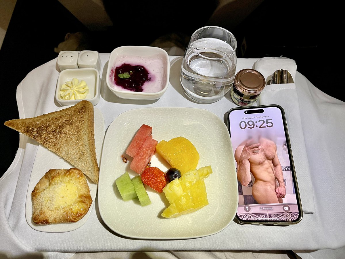 bellendmusk's tweet image. Gulf Air #Bahrain 🇧🇭
предлагает завтрак.
Шакшуку есть очень даже можно, а кебаб очень солёный — на выброс.
Обслуживание на борту суперское 👍🏻
#BusinessClass