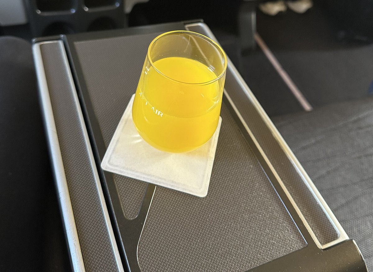 bellendmusk's tweet image. Gulf Air #Bahrain 🇧🇭
предлагает завтрак.
Шакшуку есть очень даже можно, а кебаб очень солёный — на выброс.
Обслуживание на борту суперское 👍🏻
#BusinessClass