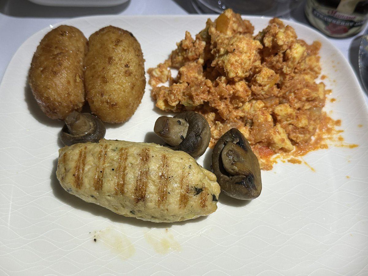 bellendmusk's tweet image. Gulf Air #Bahrain 🇧🇭
предлагает завтрак.
Шакшуку есть очень даже можно, а кебаб очень солёный — на выброс.
Обслуживание на борту суперское 👍🏻
#BusinessClass