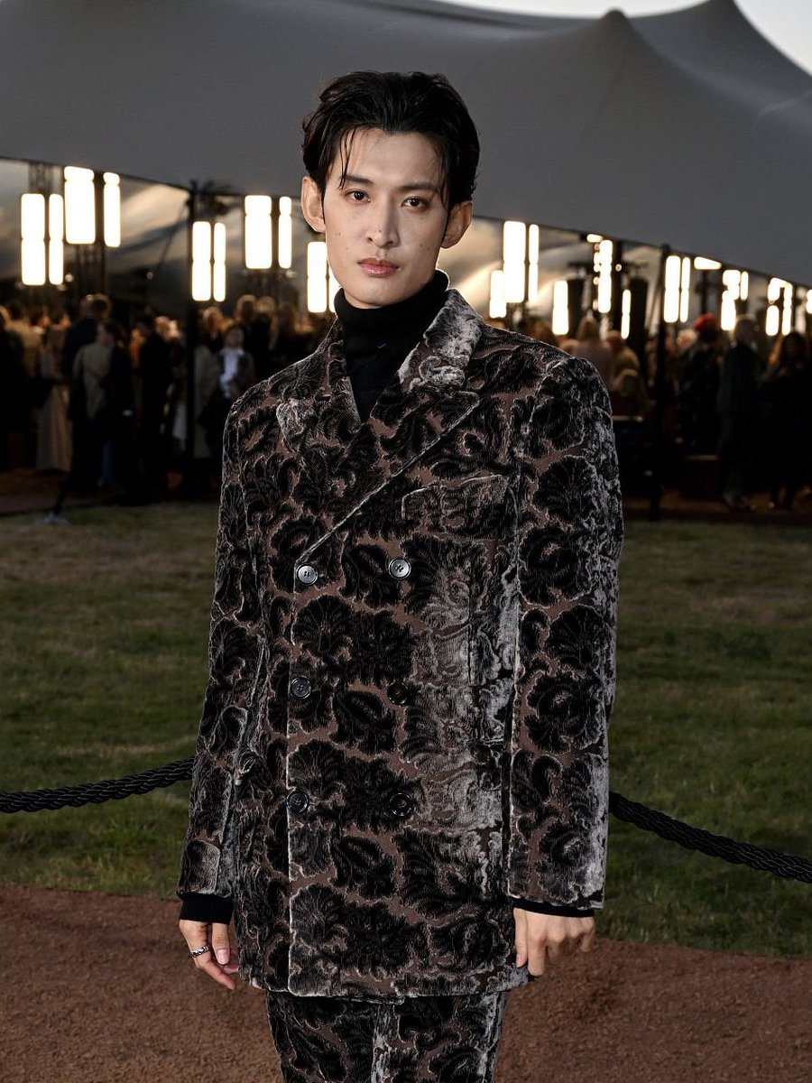 Burberry ambassador Seungmin and Japanese star Koji Mukai, members of Stray Kids and Snow Man respectively, put on a spin on fall staples to attend the Burberry SS26 show during #LFW.

#SeungminxLFW2025 #KojiMukai #BurberrySS26

📷Getty Images