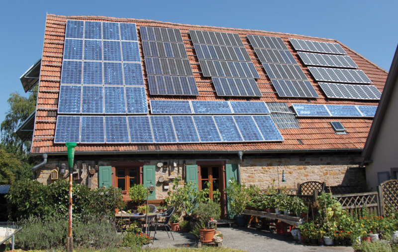 sfv_de's tweet image. Ü20 #Solar-Anlagen gesucht! 🧐

Seit 2000 sind über 130.000 #PV-Anlagen aus der EEG-Vergütung gefallen. Wir machen uns schon lange für den Weiterbetrieb starkgemacht!

Wir machen die Erfahrungen der Solarpioniere sichtbar!
📧 Schreibt uns eure Geschichte: zentrale@sfv.de