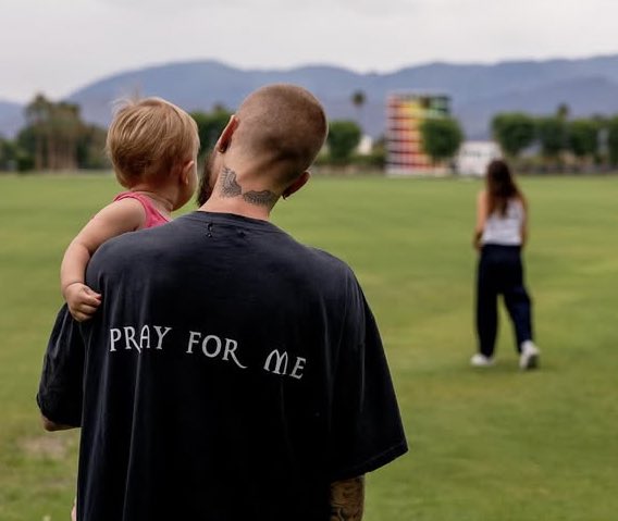 biebrntion's tweet image. JACK MIRANDO A HAILEY MI VIDA
