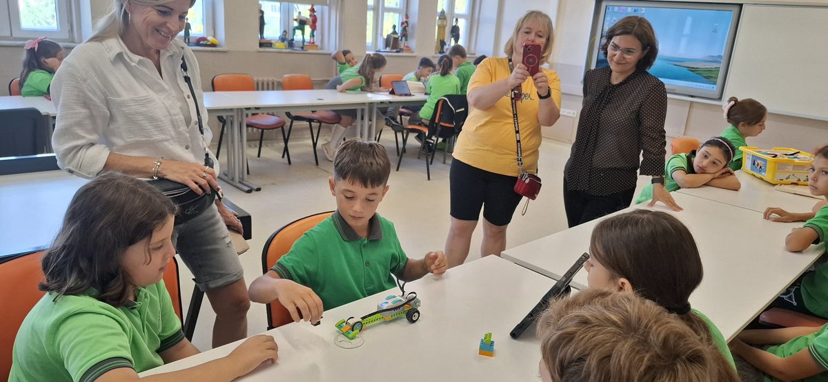 EmlakErgene's tweet photo. Erasmus + Job Shadowing kapsamında okulumuza Çek Cumhuriyeti'nden gelen meslektaşlarımız, 3 gün boyunca gözlem etkinlikleri yapacak.İlk gün WeDo2 Lego, Fen ve Matematik ders gözlemi ve ritim etkinliğini izlediler.Daha sonra İlçe Müdürümüz Sayın Hüseyin ERDOĞAN'ı ziyaret ettiler. https://t.co/Gcsi4NVomW