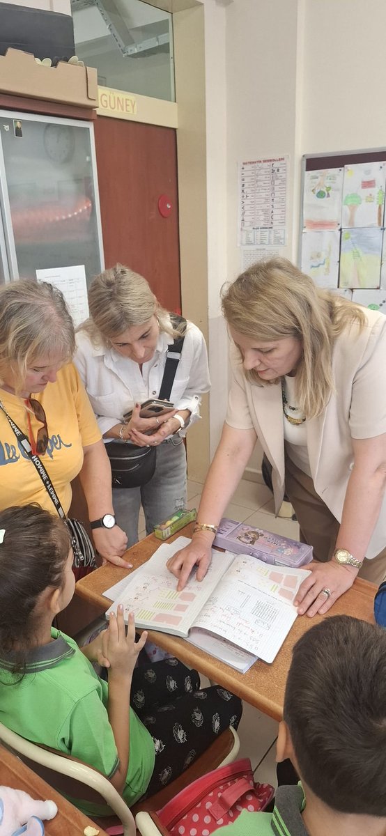 EmlakErgene's tweet photo. Erasmus + Job Shadowing kapsamında okulumuza Çek Cumhuriyeti'nden gelen meslektaşlarımız, 3 gün boyunca gözlem etkinlikleri yapacak.İlk gün WeDo2 Lego, Fen ve Matematik ders gözlemi ve ritim etkinliğini izlediler.Daha sonra İlçe Müdürümüz Sayın Hüseyin ERDOĞAN'ı ziyaret ettiler. https://t.co/Gcsi4NVomW