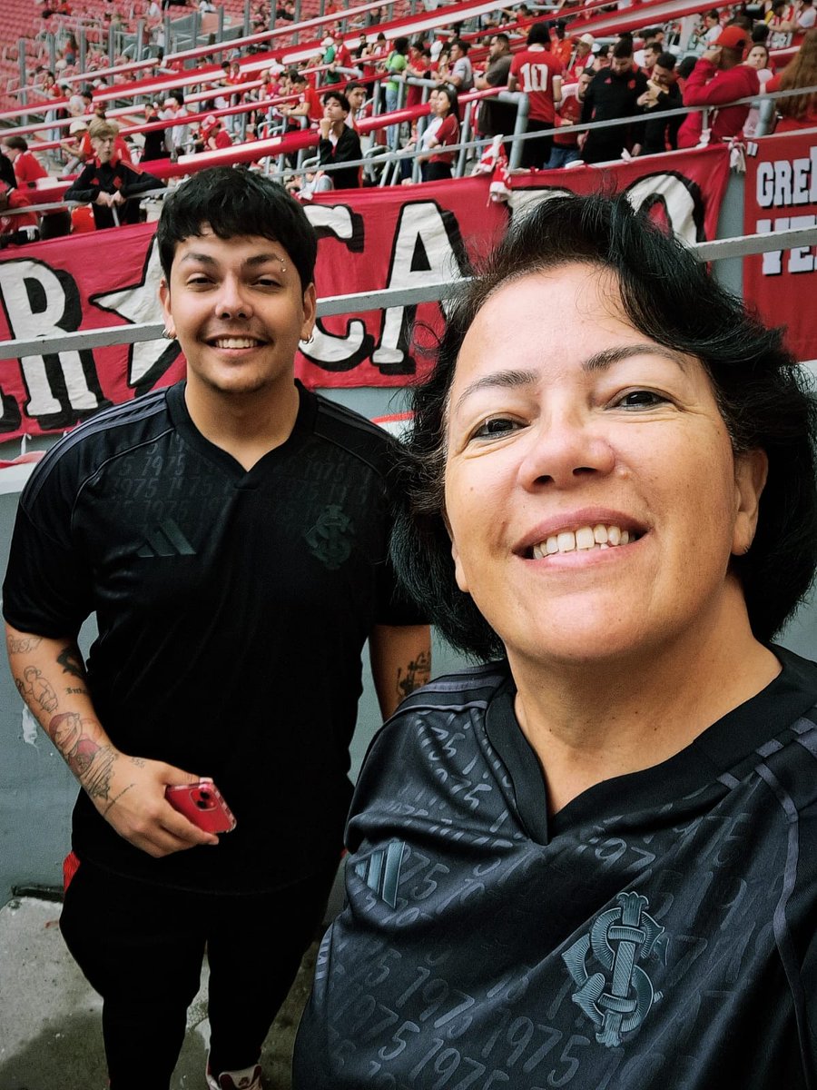 Leaethes's tweet photo. @adidasbrasil e @SCInternacional acertaram demais no modelo e confecção dessa camisa, além do design o tecido é ideal. Amei! https://t.co/3aTBvpF12n