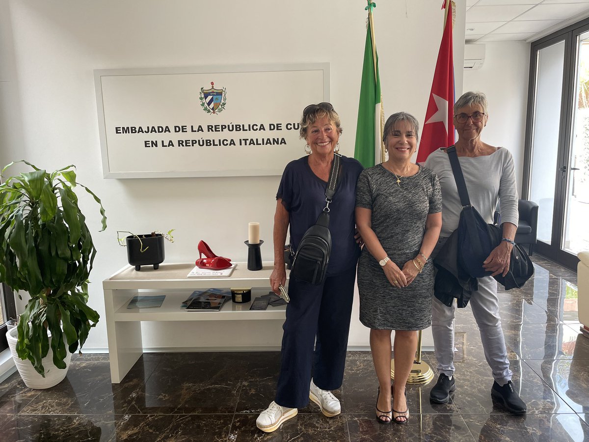 Saludé a Iula Dinucci, quien publicó el libro "Rebelde y Rebella" sobre diversos aspectos de la realidad cubana como el desarrollo de pequeñas comunidades, la religión afrocubana y el trabajo de La Botica de la Abuela, proyecto de desarrollo local con fuertes vínculos en #Italia.