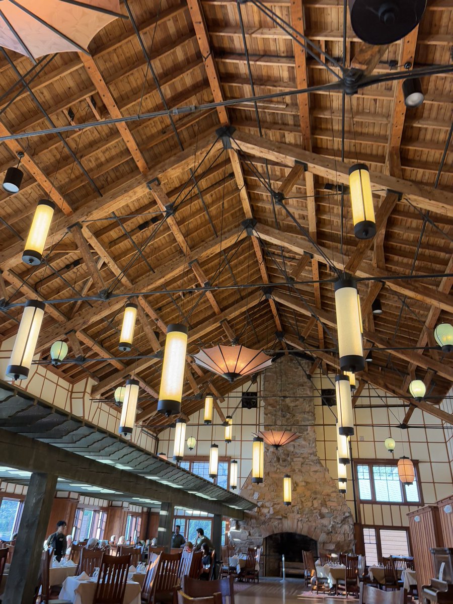 charlieb_lucy's tweet image. 一番好きなホテルチェーンはと聞かれると躊躇わずハイアットと答えますが一番好きなホテルはというとMany Glacier Hotel しか勝ちません、今のところは。