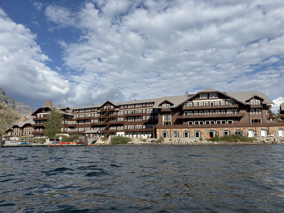 charlieb_lucy's tweet image. 一番好きなホテルチェーンはと聞かれると躊躇わずハイアットと答えますが一番好きなホテルはというとMany Glacier Hotel しか勝ちません、今のところは。