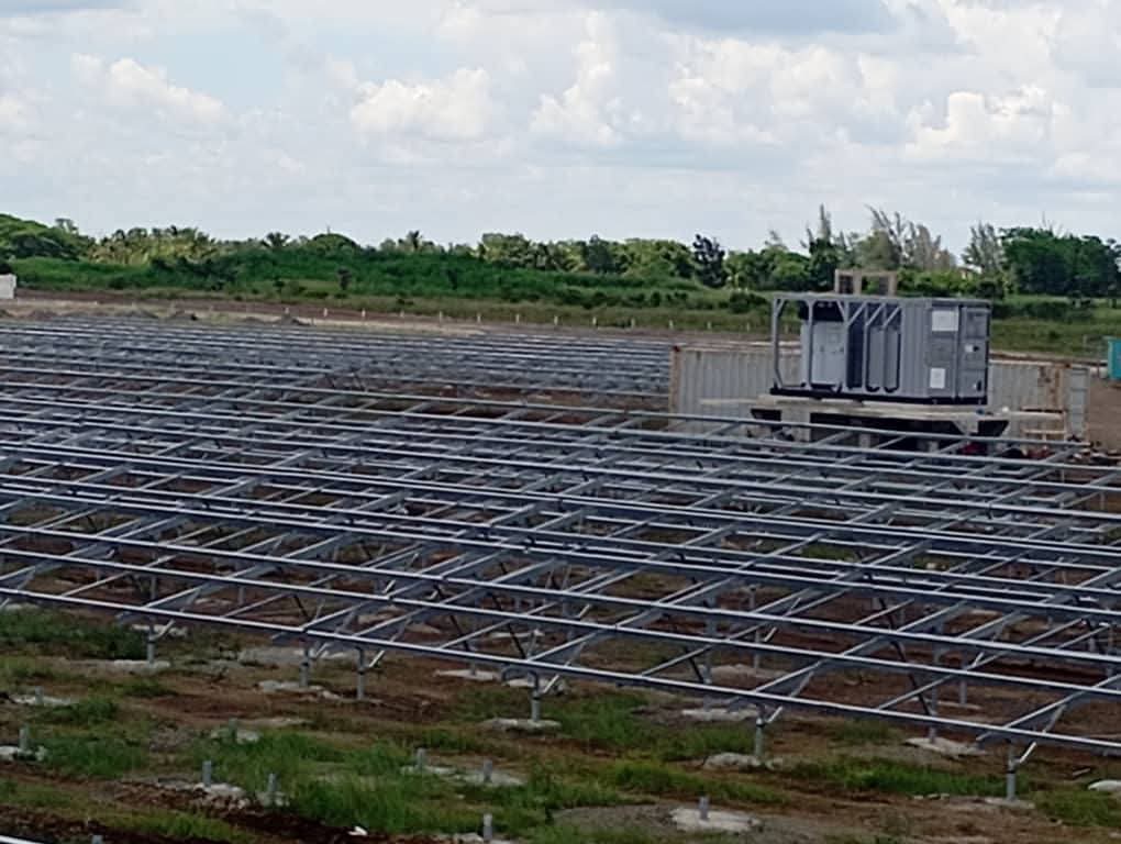 🌞 ¡Camagüey avanza hacia un futuro más sostenible! 🌞

Dos nuevos parques fotovoltaicos, de 21,8 MW, están en construcción en la provincia.

✅ Parque 'La Cívica': Con un 80% de avance en su cerca perimetral y ya instalados sus inversores.
🛠️ Parque Ortigal: En fase inicial.