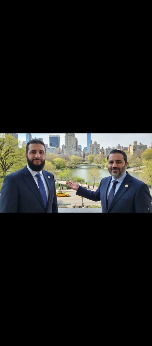 Bian kör kuyulardasın bian bakmışsın Mısır'a firavun olmuşsun hayat ne garip! 
Önce; #ABD, Ahmet El #Şara'yı 20 yıldan fazladır Terörist olarak arıyordu.
Defalarca suikast girişimi yapıldı
Başına milyonlarca dolar ödül konuldu
Sonra;
Şara, Suriye Cumhurbaşkanı olarak