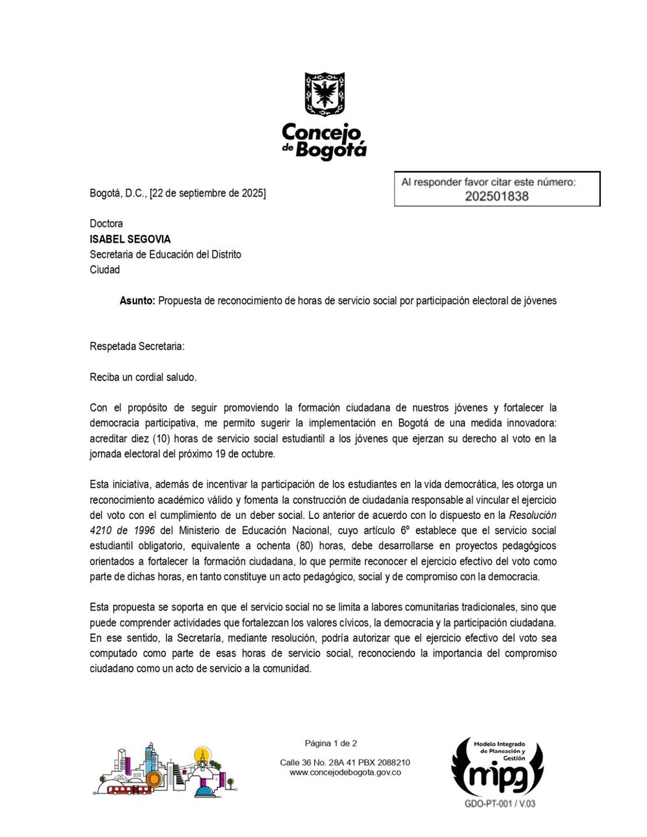 Fapuentess's tweet photo. En Bogotá, 9 de cada 10 jóvenes no participaron en las últimas elecciones.

Junto con el concejal @SamirBedoya, radicamos una propuesta a la Secretaría de Educación @IsabelSegoviaO y a @CarlosFGalan para reconocer 10 horas de servicio social a quienes voten el 19 de octubre.

Buscamos movilizar a los más de 1,7 millones de jóvenes habilitados para votar en la capital.
