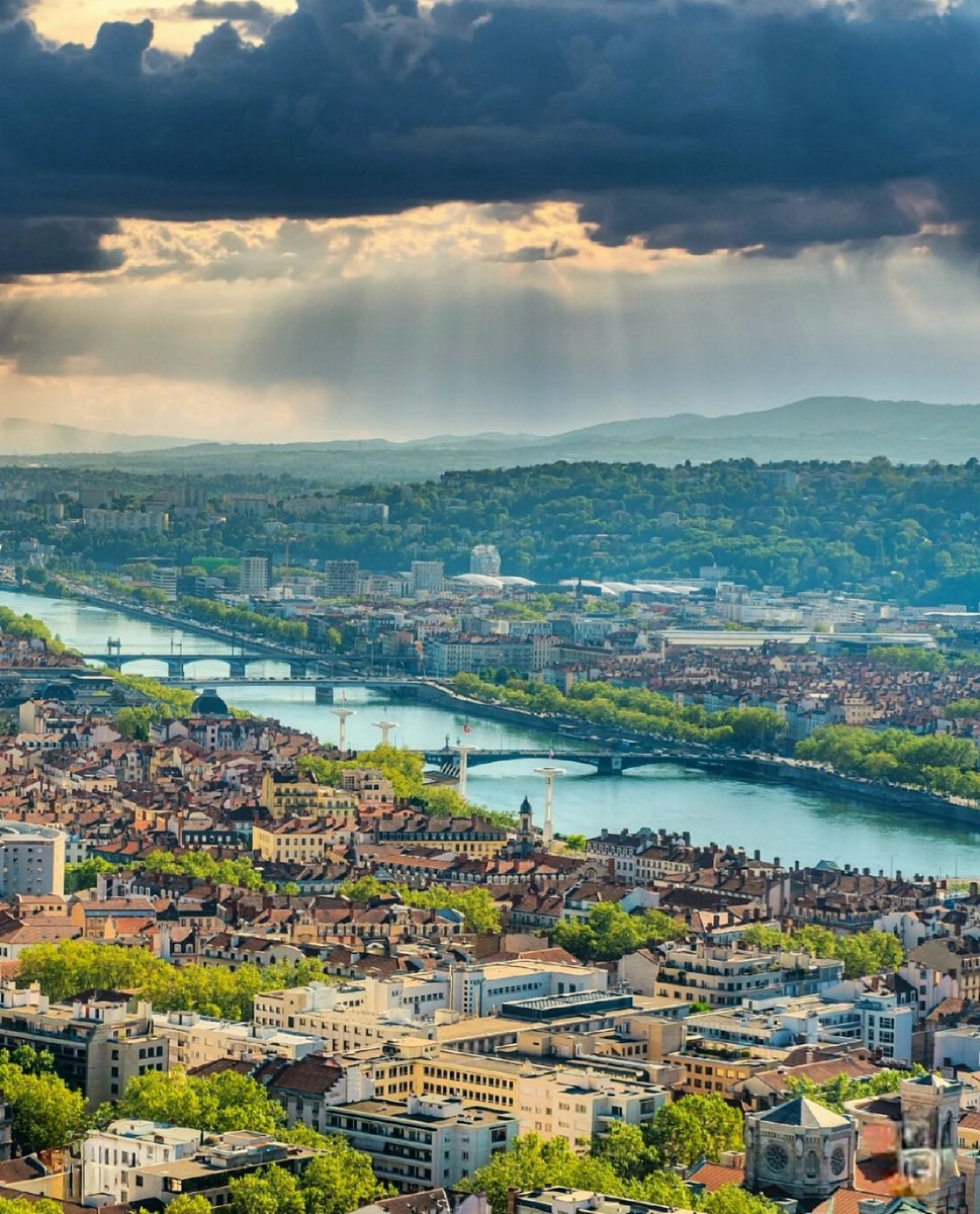 En prenant de la hauteur, nous pouvons observer le Rhône serpentant à travers la ville de Lugdunum, tel une magnifique virgule ornée de courbes enchanteresses 🦁 😍

Par ©️ Ninoversalphotography (Instagram /Facebook)

#Lyon #picoftheday  #photooftheday #photography