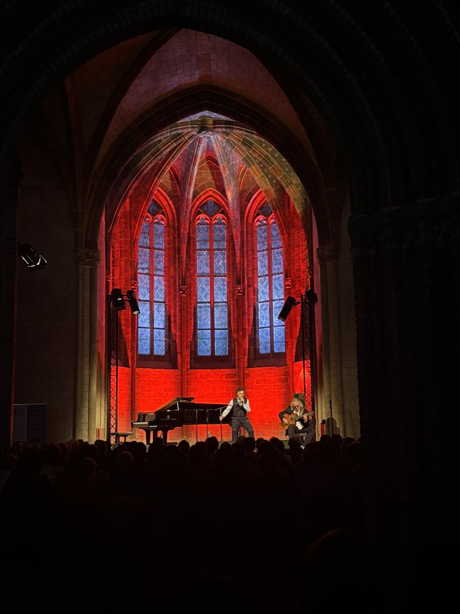 Après une première partie dirigée brillement par le pianiste Rolando Luna, Yvan Cujious et Louis Winsberg se retrouvent sur scène pour nous interpréter un bel hommage à Claude Nougaro.