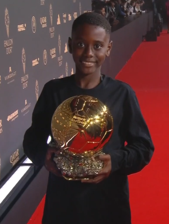 murzyn już myśli jak zajebać tą pozłacaną kulke Xddd 
#BallonDor #złotapiłka