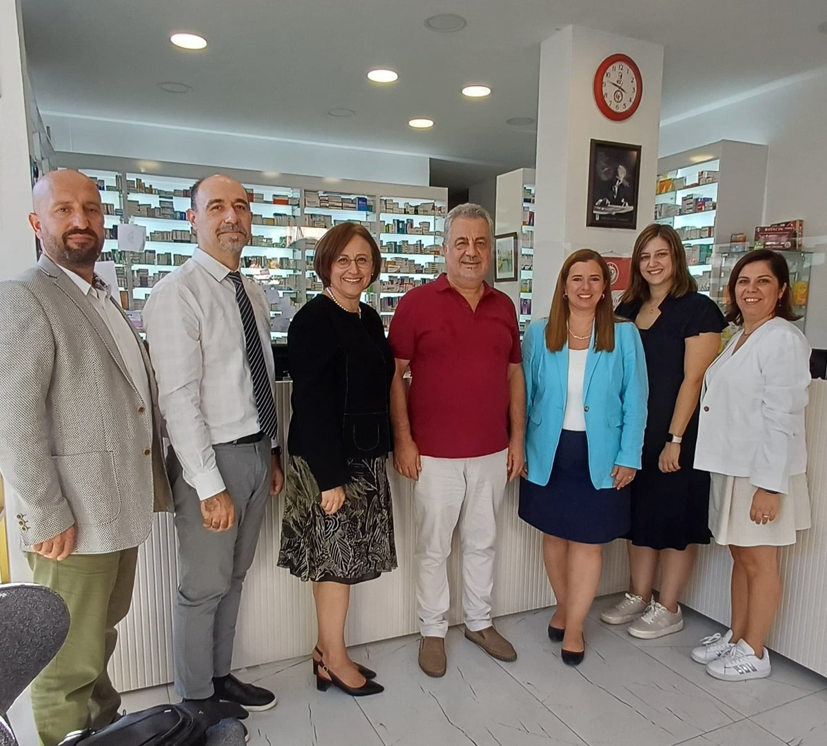E.Ü.Eczacılık Fakültemizin sayın Dekanı Prof.Dr.Hande Gürer Orhan,İKÇÜ Eczacılık Fakültemizin Dekanı sayın Prof.Dr.Zeynep Şenyigit ve değerli hocalarım ziyarete geldiler.
Nazik ziyaretleri ve içten yaklaşımları için değerli hocalarıma sonsuz teşekkürler.
Sağolsunlar,varolsunlar.