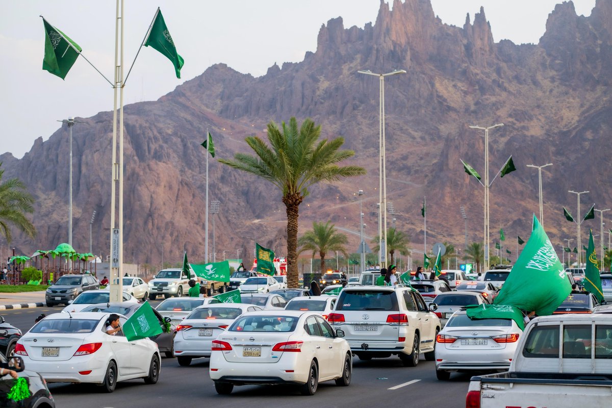 🇸🇦 | #عزنا_بطبعنا

        بهجة ينشرها الأطفال 😍
         وسط مسيرة الوطن 💚

#اليوم_الوطني_95
#حائل_الأجمل
#أمانة_منطقة_حائل