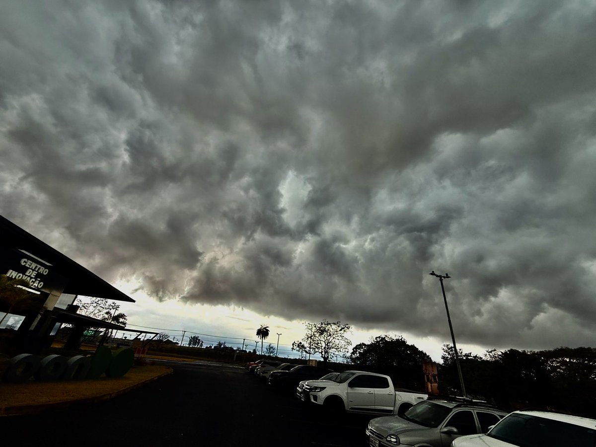 Uberabinhasince's tweet photo. Vem aí 🌧️ https://t.co/Ads3eKD05u