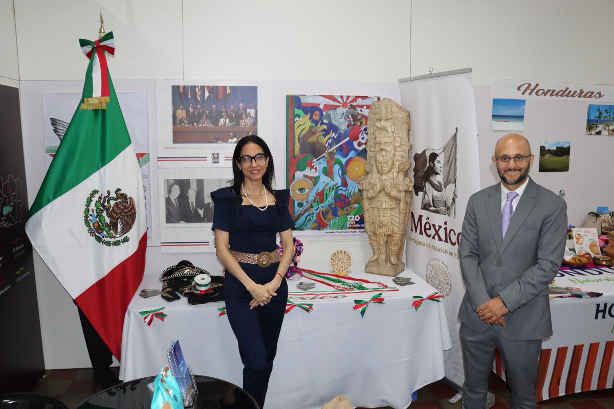 EmbaMexPan's tweet photo. En el marco de las fiestas patrias de varios países de la región y por invitación del @ArchivoNacPma, la @EmbaMexPan participó en el evento "Homenaje a Centroamérica, Chile y México", el cual tuvo como principal objetivo exponer documentos históricos sobre nuestras relaciones bilaterales.

Jóvenes panameños pudieron apreciar algunos elementos tradicionales de nuestras culturas.