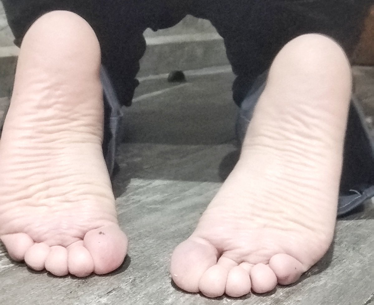 nerdypuppaws's tweet photo. Laying on the floor https://t.co/Tm2i5gGxO3