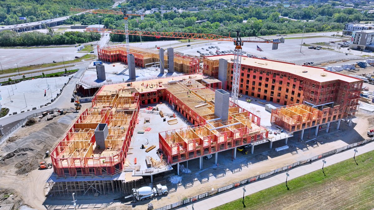 vccusa's tweet image. Features will also include clubhouse amenities, elevated pool courtyards, and a central plaza connecting the new buildings to @cpkcstadium and the waterfront, helping shape a vibrant new neighborhood. #VCCusa #ConstructionSite #MixedUseDevelopment #KCBABY #CraneWatch
