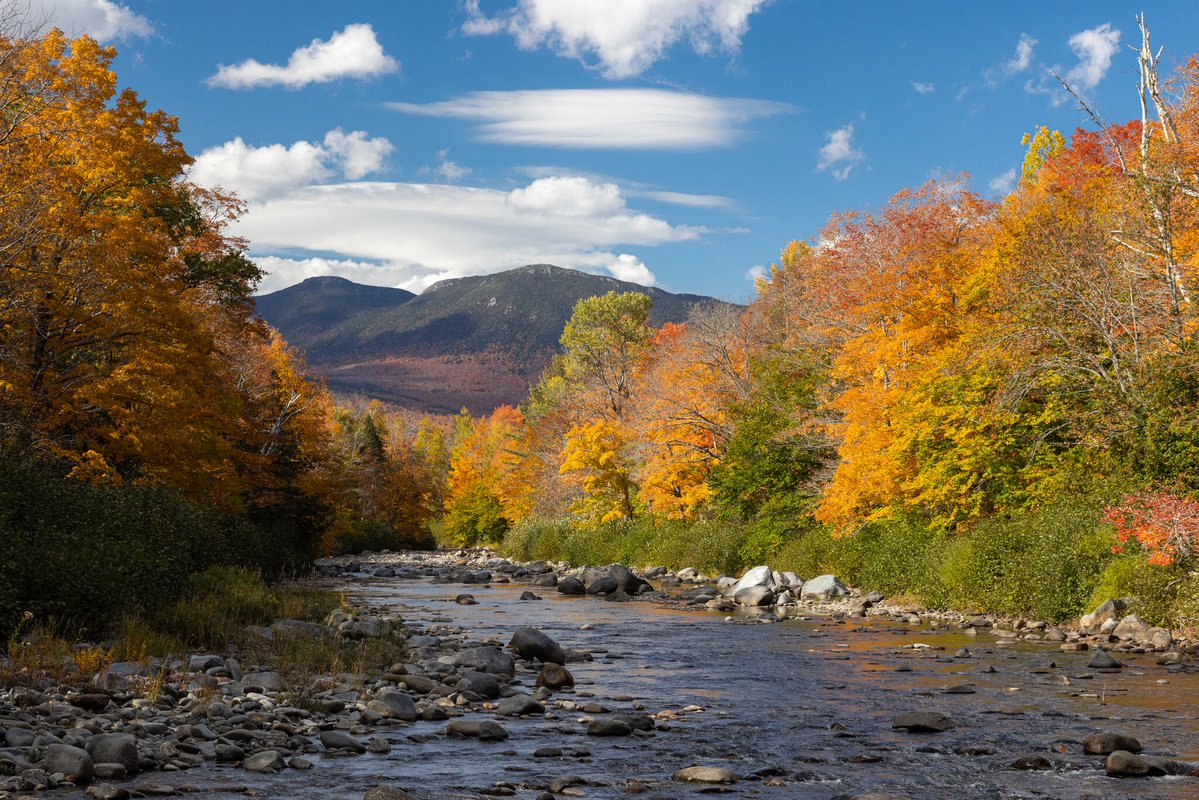 visitmaine's tweet image. Crisp air, brilliant leaves and cozy Maine nights. Fall is officially here! This shot is from a previous year (more of these beautiful colors to come). 🍂🍁🍃 #MaineThing #MaineFoliage #FirstDayofFall @mainefoliage