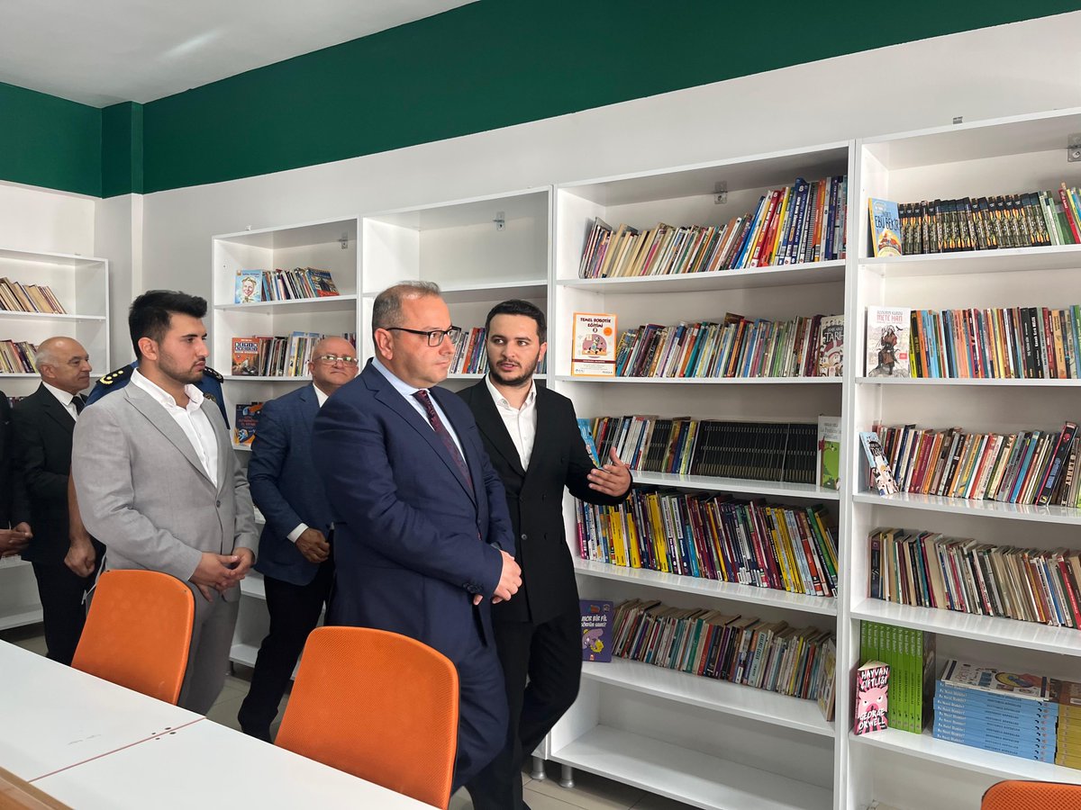 tcesenyurt's tweet photo. Şehit Polis Memuru Şeyda Yılmaz’ın aziz hatırasını yaşatmak amacıyla kurulan okul kütüphanesinin açılışı;Kaymakamımız @CobanogluF,İlçe Milli Eğitim Müdürü Tayfun Özyolcu,İlçe Emniyet Müdürü Özay Kayhan ve protokol üyelerinin katılımıyla TOKİ Örnek Ortaokulu’nda gerçekleştirildi https://t.co/QqSHqfCWi6