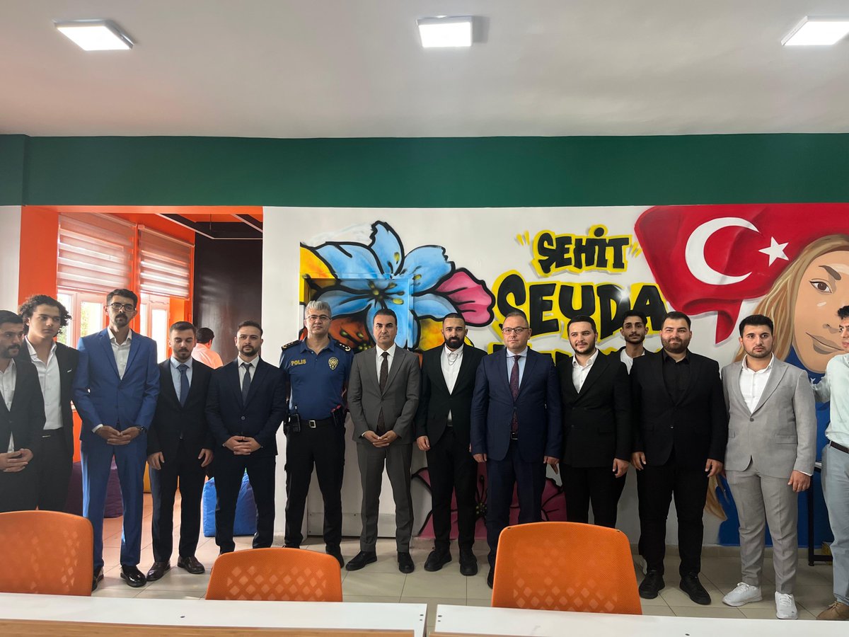 tcesenyurt's tweet photo. Şehit Polis Memuru Şeyda Yılmaz’ın aziz hatırasını yaşatmak amacıyla kurulan okul kütüphanesinin açılışı;Kaymakamımız @CobanogluF,İlçe Milli Eğitim Müdürü Tayfun Özyolcu,İlçe Emniyet Müdürü Özay Kayhan ve protokol üyelerinin katılımıyla TOKİ Örnek Ortaokulu’nda gerçekleştirildi https://t.co/QqSHqfCWi6