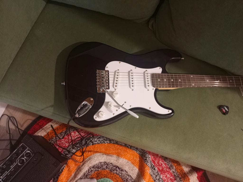 As you may have noticed, I've been drawing less lately, but now!! I'm learning to play the electric guitar🤘