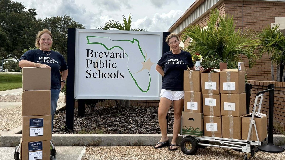 Moms4Liberty's tweet photo. 🇺🇸 Keeping the Constitution Alive!
 Each year, Moms for Liberty Chapters across the country partner with the 917 Society to deliver pocket Constitutions to 8th grade classrooms in celebration of Constitution Day.

This year, 72 chapters contributed 192,580 Constitutions to students nationwide- a tradition that continues to grow and inspire the next generation.

“The Constitution is the guide which I never will abandon.” — George Washington