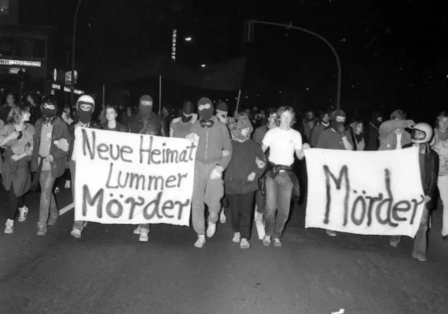 Am Abend des 22.09.81 demonstrieren tausende in Wut &amp; Trauer. Zudem kommt es zu 25 Brandanschlägen auf Banken, Geschäfte und Polizeifahrzeuge.