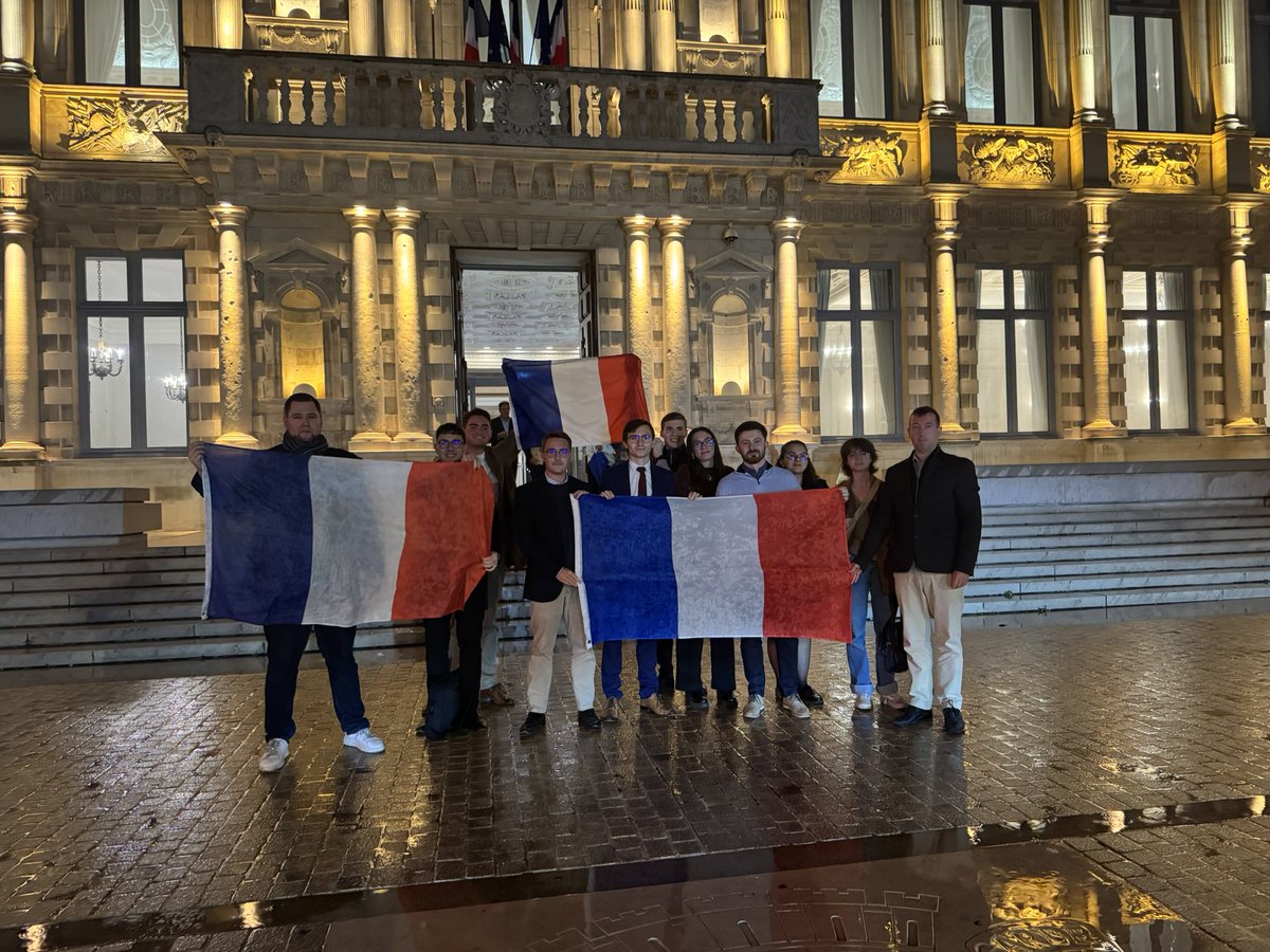 L’extrême-gauche bordélise encore nos assemblées en y imposant un drapeau palestinien comme ce soir au conseil municipal de Reims. Mais le seul drapeau à défendre est le tricolore ! Nous n’avons pas fini d’être Français ! 🇫🇷