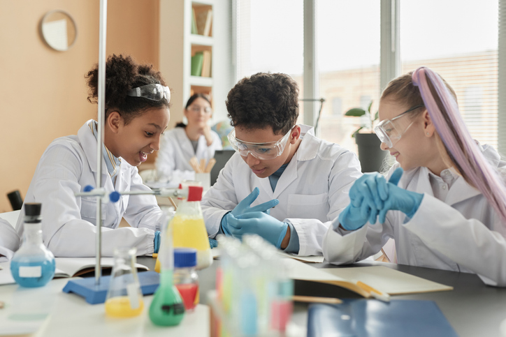 Las prácticas de laboratorio son ideales para generar experiencias de aprendizaje vivenciales que conecten con la realidad y desarrollen en el estudiantado la competencia científica.  Lee más aquí:  ow.ly/LerB50X0ri1
