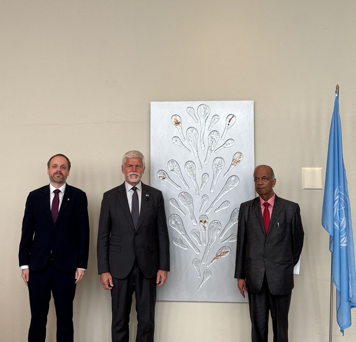 🇨🇿 Czechia officially joined the countries that have presented an gift to the <a href="/UN/">United Nations</a>. In the presence of <a href="/prezidentpavel/">Petr Pavel</a>, the glass installation Herbarium by Lasvit was unveiled – an artistic symbol of environmental protection that will grace the entrance to the General Assembly. 🌿