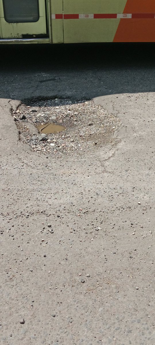 luna7645's tweet photo. Hola buenas tardes para solicitar su apoyo que pueda hacer un reportaje acerca de estos baches que se encuentran en una Avenida principal las cuales ya se han reportado en diferentes ocasiones y las autoridades hacen caso omiso. https://t.co/Ni34jqVrIB