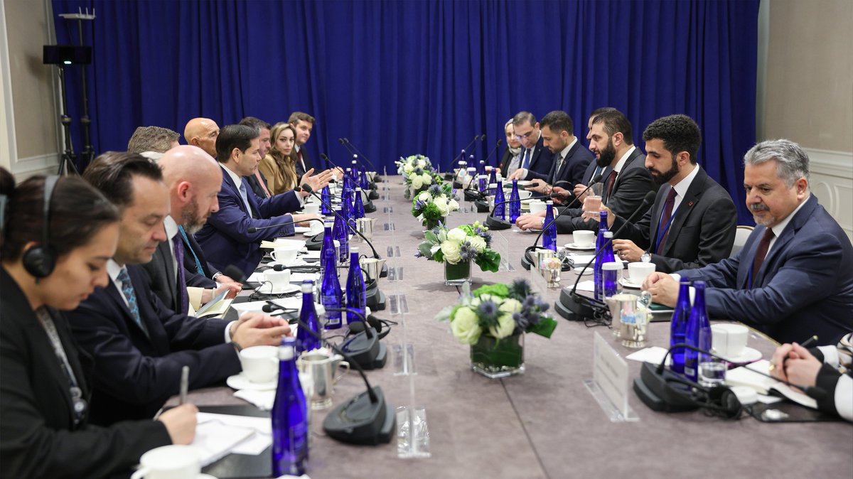 SyPresidency's tweet photo. التقى رئيس الجمهورية العربية السورية السيد أحمد الشرع، بوزير الخارجية الأمريكي السيد ماركو روبيو، بحضور وزير الخارجية السيد أسعد الشيباني، وذلك على هامش أعمال الجمعية العامة للأمم المتحدة في نيويورك.

#رئاسة_الجمهورية_العربية_السورية https://t.co/pRLOldHZVH