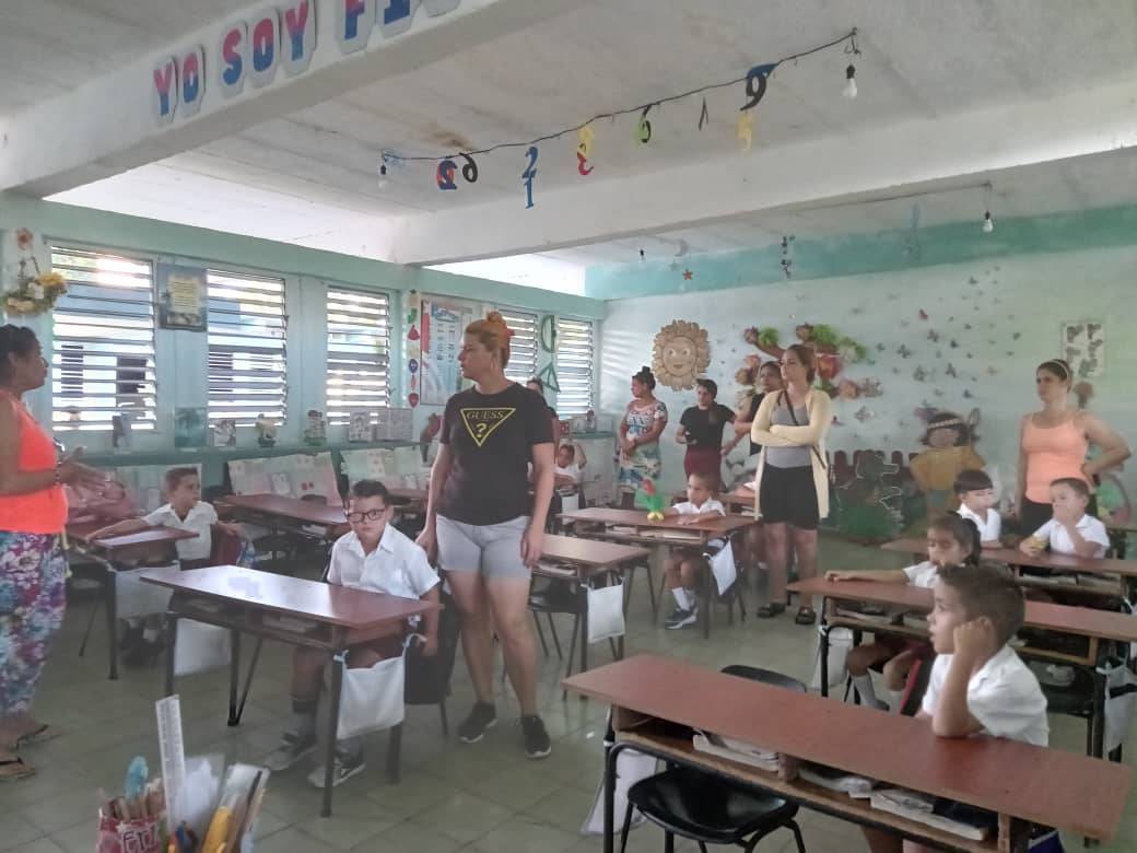 Maestros,  padres y estudiantes en el S/I Jaime Hugo Vilella en el análisis del  anteproyecto de la resolución 238 sobre evaluación de estudiantes. #CubaMined #EducaciónVillaClara