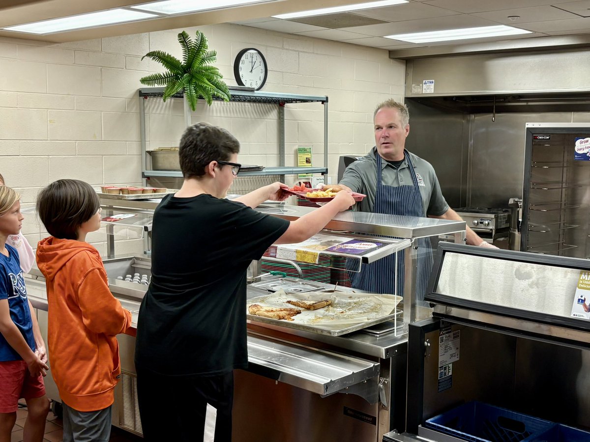 Leaders go first! Big thanks to <a href="/lacrosse_jeremy/">Jeremy LaCrosse</a> for jumping in to help serve lunch today—leading by example &amp; showing what it means to serve our <a href="/AltonaMS/">Altona Middle School</a> community. #RattlerNation #AltonaWay #StVrainAdvantage #StVrainStorm #AltonaWay <a href="/SVVSDsupt/">Jackie Kapushion, Ed.D.</a> <a href="/SVVSD/">St. Vrain Valley Schools</a> <a href="/BuchlerStVrain/">Matt Buchler</a>
