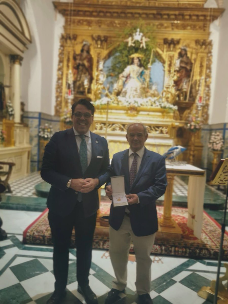 🔵 #CaminoAlaCoronación y también de confraternidad y #Hermandad, con gestos tan bellos como este de la <a href="/PastoraDeTriana/">Divina Pastora de Triana</a>, que en esta tarde ha entregado su escudo de oro a la Pastora primitiva. 

A buen seguro, Ella lo lucirá cerca de su corazón, lugar donde nuestra Madre lleva a