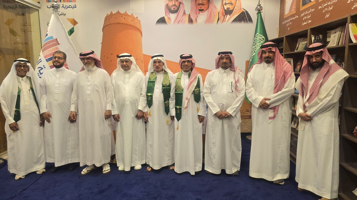 في ختام أمسية #قيصرية_الكتاب بمناسبة #اليوم_الوطني فعالية  بعنوان "مؤلف وكتاب" قام سعادة المشرف العام على #قيصرية_الكتاب الأستاذ أحمد بن فهد الحمدان بتكريم ضيف الأمسية المؤلف اللواء ركن خالد المرعيد ومدير الحوار أ. سهم الدعجاني 
برعاية  #مكتبة_الرشد