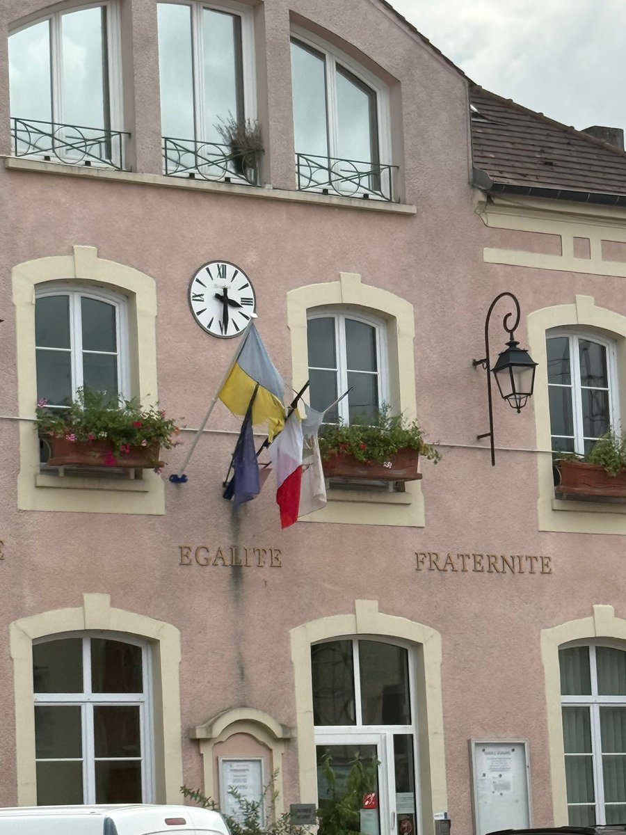 RoullaudBeatric's tweet photo. Petit tour de la plupart des Mairies de ma circonscription et apparemment pas de drapeaux palestiniens.
Au passage, on colle la si belle affiche de @MLP_officiel et de @J_Bardella :
#LaVictoireSeraBelle
#JusquÀLaVictoire
@groupeRN_off
@RNational_off
@RNational77
#FN77 https://t.co/w1JoDSJsbw