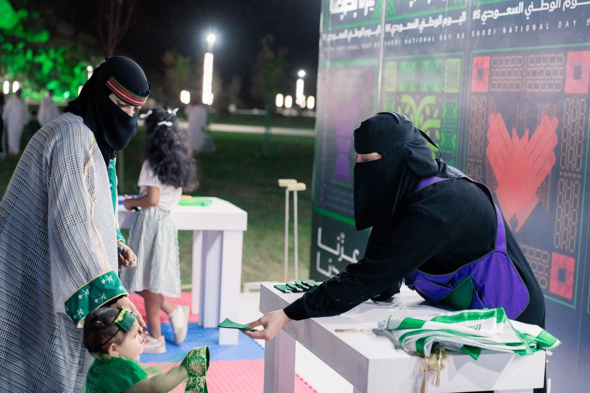 Amanat_Hail's tweet photo. 🇸🇦 | #عزنا_بطبعنا

     عزّنا بكرمنا 
وفرحتنا بأطفالنا 💚

توزيعات وطنية تذكارية 🎁
–  منتزه السلام📍

#اليوم_الوطني_95
#حائل_الأجمل
#أمانة_منطقة_حائل https://t.co/OWIeH7Tbfe